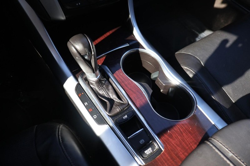 Acura TLX Vehicle Full-screen Gallery Image 33