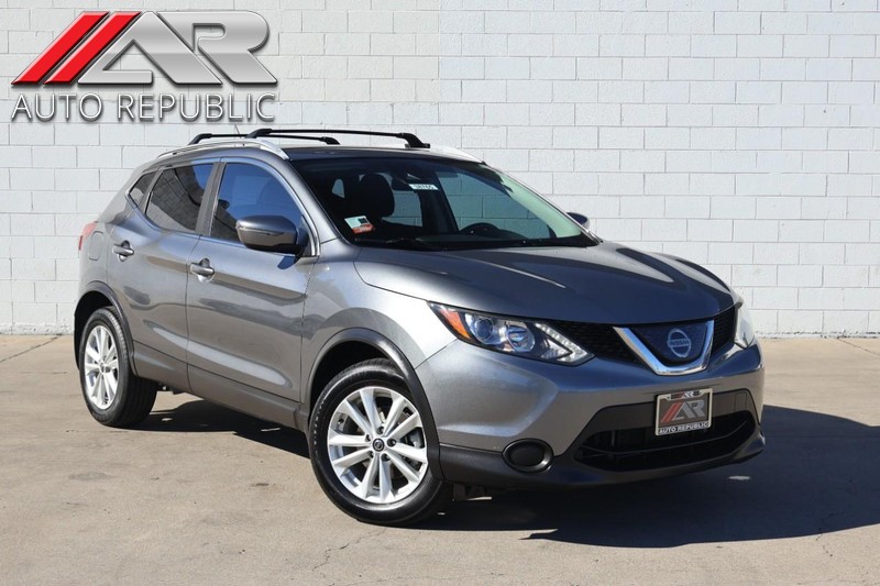Nissan Rogue Sport Vehicle Full-screen Gallery Image 01