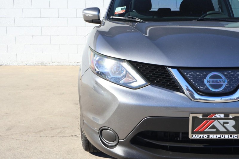 Nissan Rogue Sport Vehicle Full-screen Gallery Image 03