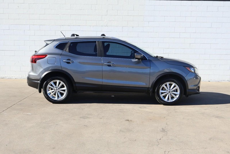 Nissan Rogue Sport Vehicle Full-screen Gallery Image 04