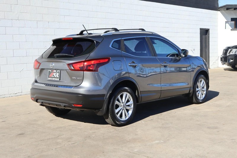 Nissan Rogue Sport Vehicle Full-screen Gallery Image 05