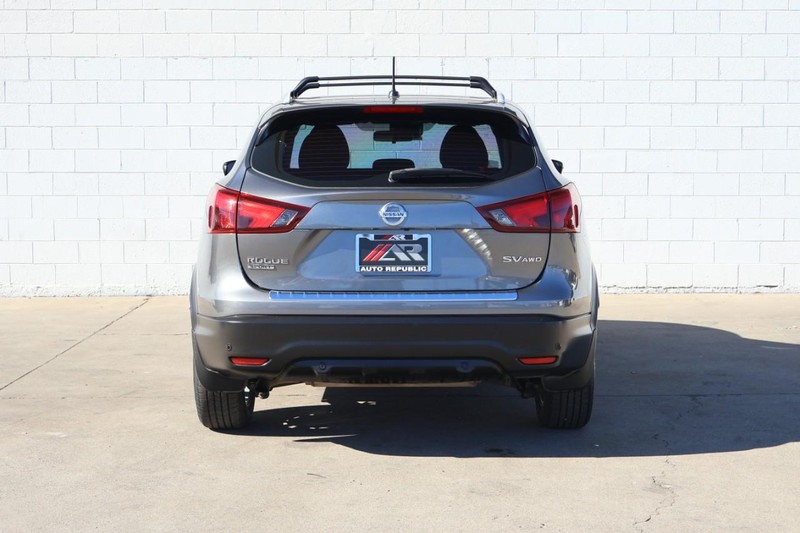 Nissan Rogue Sport Vehicle Full-screen Gallery Image 06