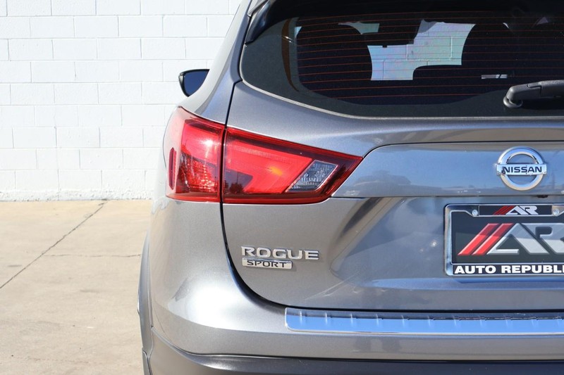 Nissan Rogue Sport Vehicle Full-screen Gallery Image 07