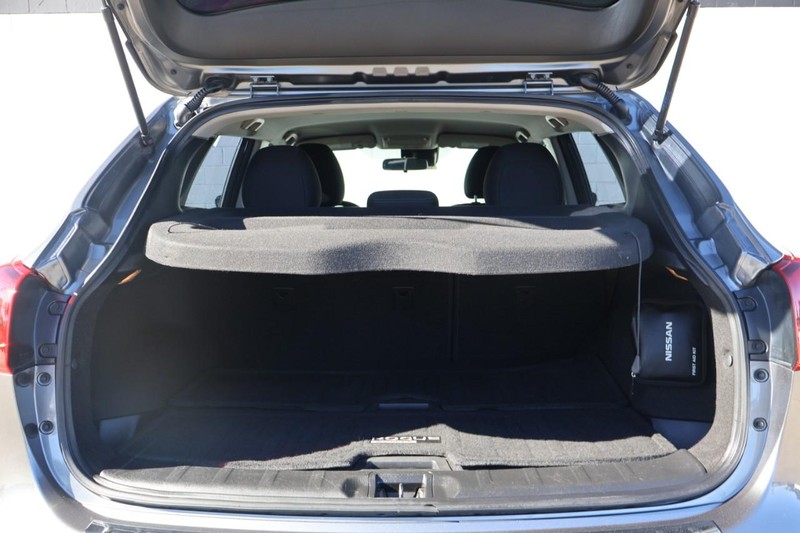 Nissan Rogue Sport Vehicle Full-screen Gallery Image 08