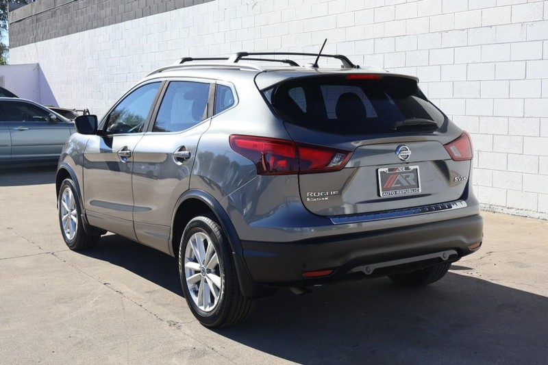 Nissan Rogue Sport Vehicle Full-screen Gallery Image 09