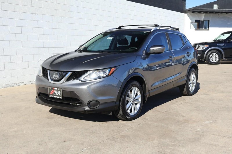 Nissan Rogue Sport Vehicle Full-screen Gallery Image 11
