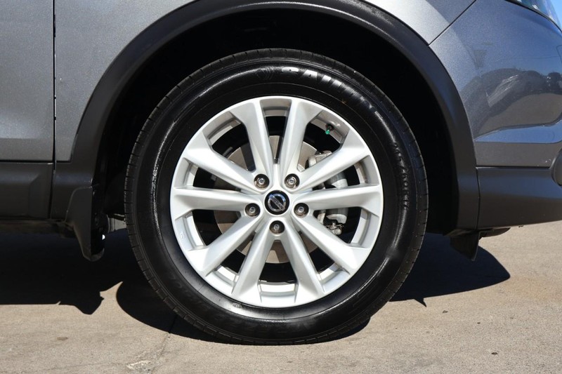 Nissan Rogue Sport Vehicle Full-screen Gallery Image 13