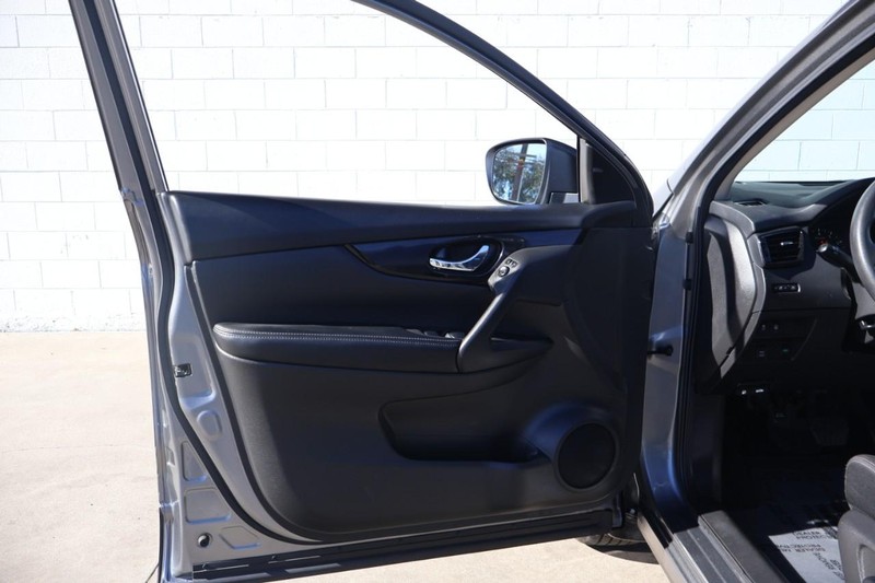 Nissan Rogue Sport Vehicle Full-screen Gallery Image 14