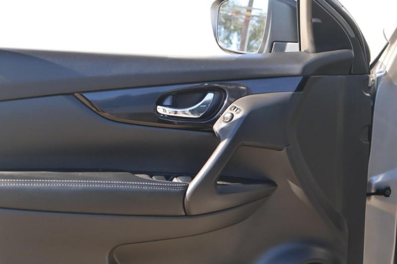 Nissan Rogue Sport Vehicle Full-screen Gallery Image 15