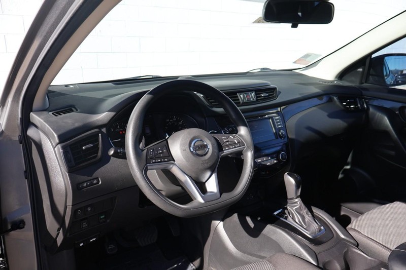 Nissan Rogue Sport Vehicle Full-screen Gallery Image 16