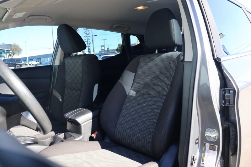 Nissan Rogue Sport Vehicle Full-screen Gallery Image 17