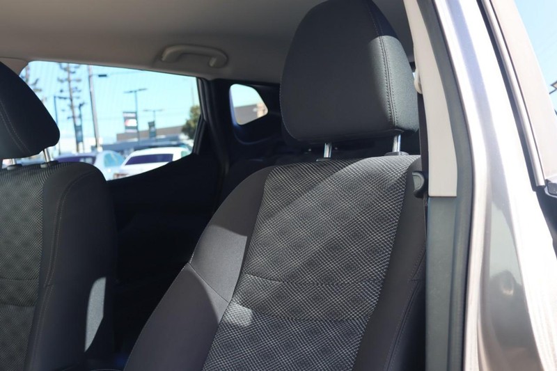 Nissan Rogue Sport Vehicle Full-screen Gallery Image 18