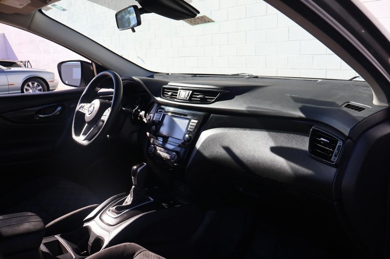 Nissan Rogue Sport Vehicle Full-screen Gallery Image 19