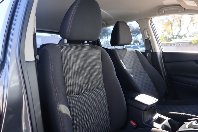 Nissan Rogue Sport Vehicle Full-screen Gallery Image 20