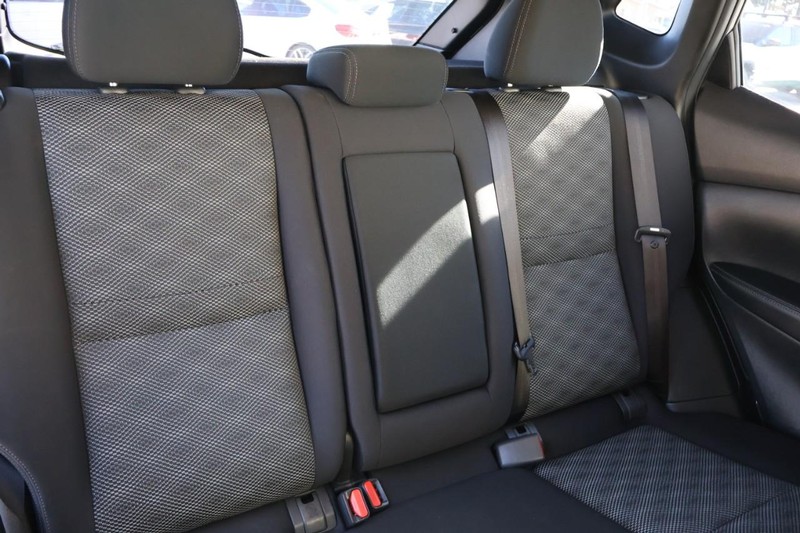 Nissan Rogue Sport Vehicle Full-screen Gallery Image 21