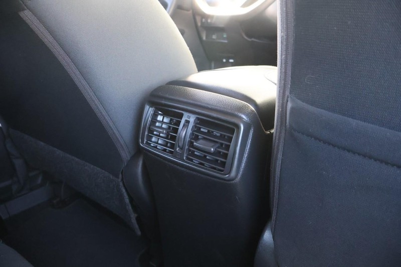 Nissan Rogue Sport Vehicle Full-screen Gallery Image 22