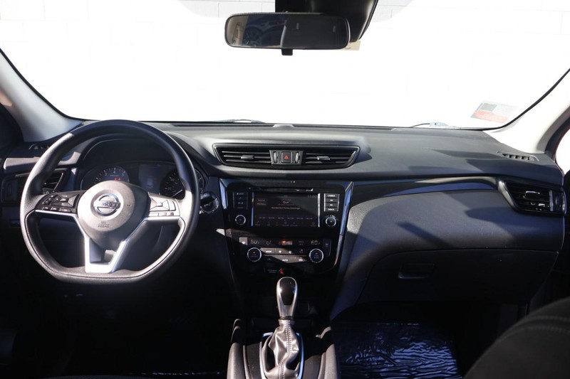 Nissan Rogue Sport Vehicle Full-screen Gallery Image 23