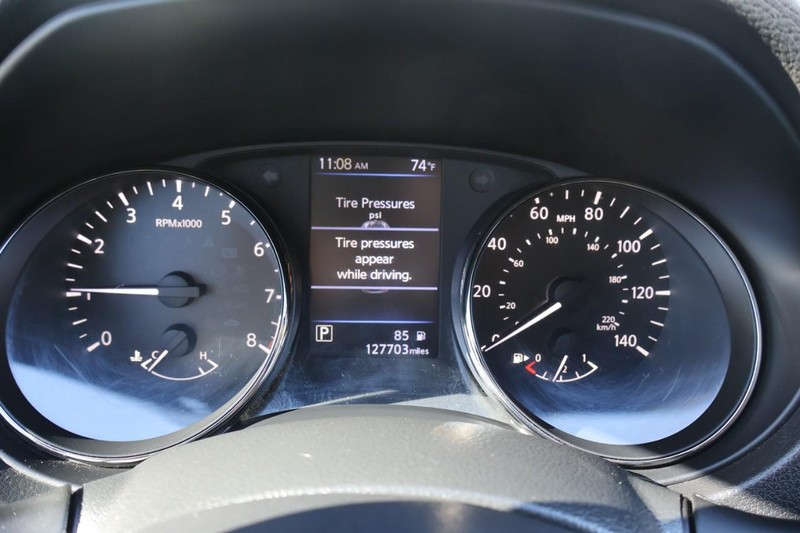 Nissan Rogue Sport Vehicle Full-screen Gallery Image 24