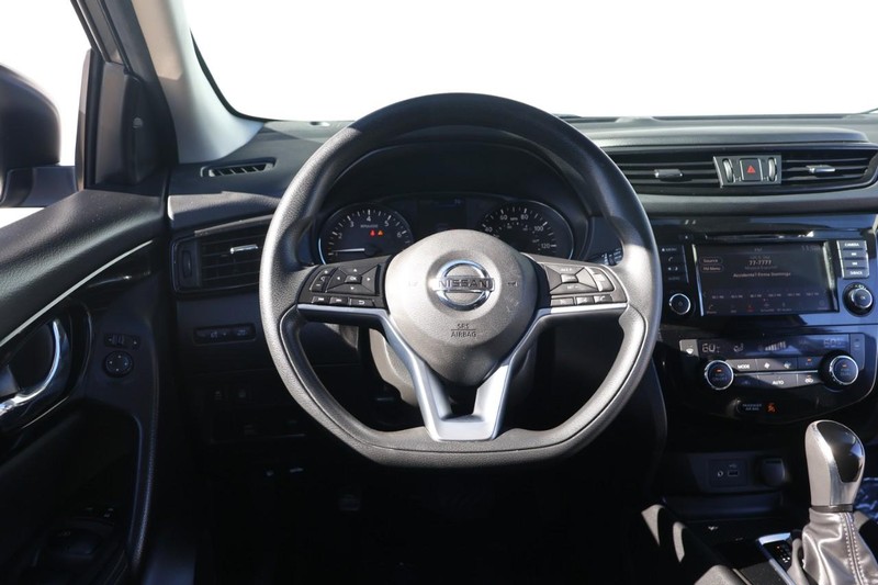 Nissan Rogue Sport Vehicle Full-screen Gallery Image 25