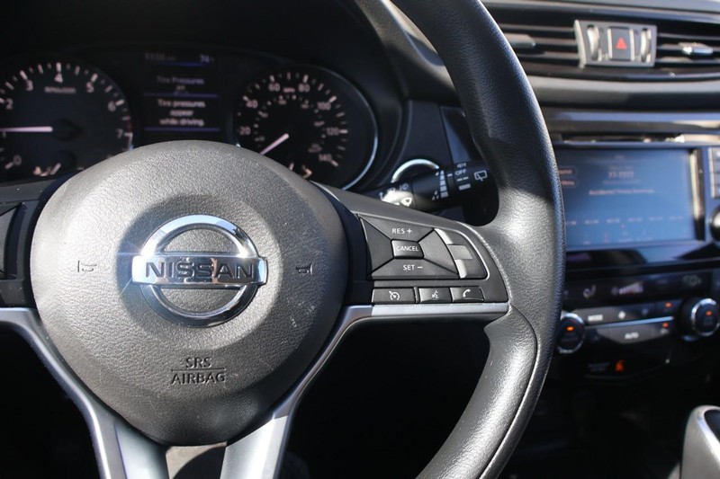 Nissan Rogue Sport Vehicle Full-screen Gallery Image 27