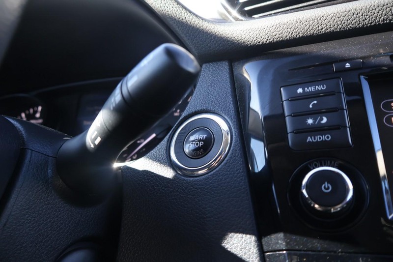 Nissan Rogue Sport Vehicle Full-screen Gallery Image 28