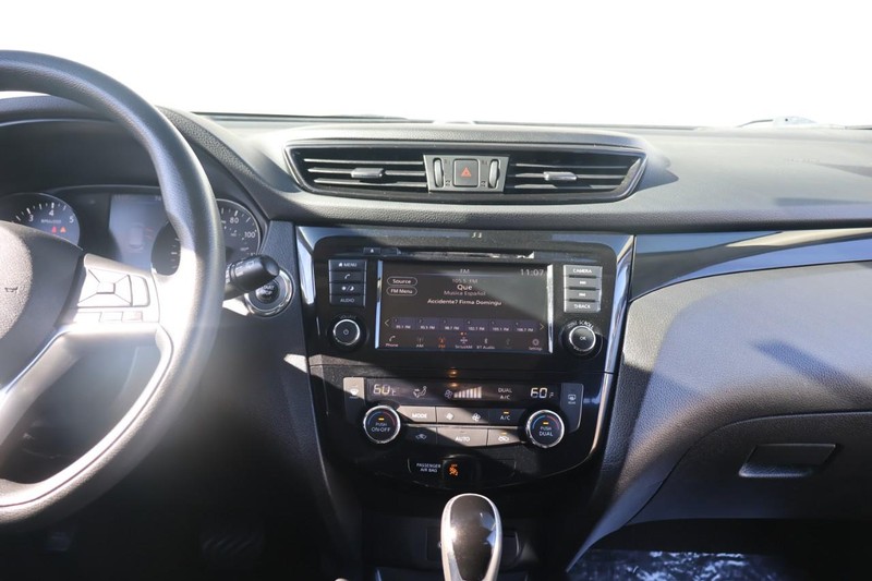 Nissan Rogue Sport Vehicle Full-screen Gallery Image 29