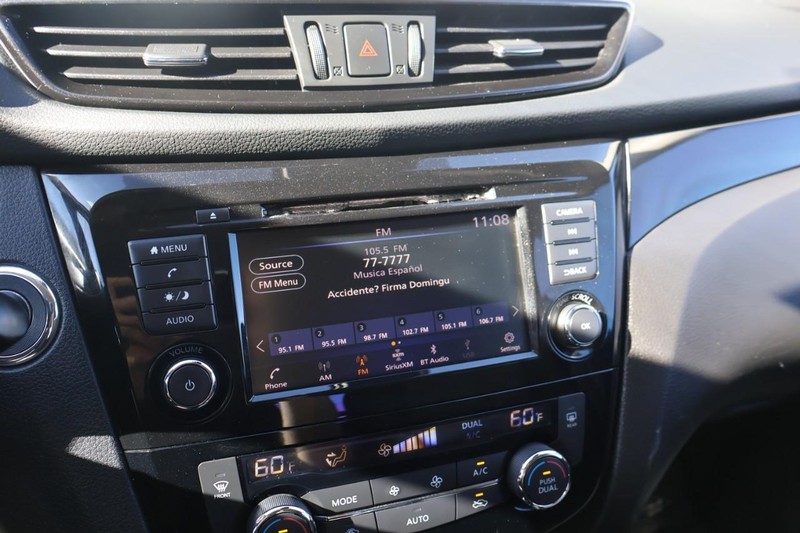 Nissan Rogue Sport Vehicle Full-screen Gallery Image 30