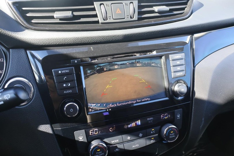 Nissan Rogue Sport Vehicle Full-screen Gallery Image 31