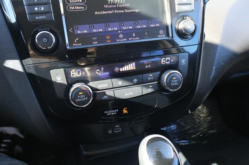 Nissan Rogue Sport Vehicle Full-screen Gallery Image 32