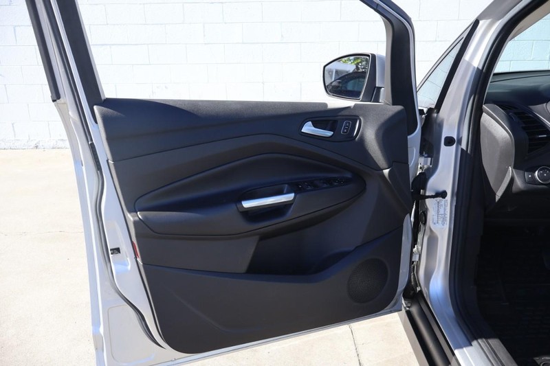 Ford C-Max Energi Vehicle Full-screen Gallery Image 14