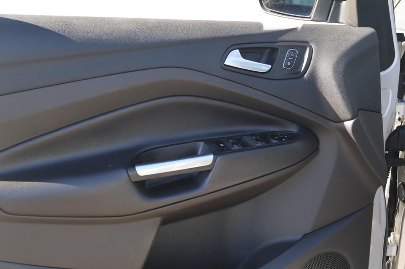 Ford C-Max Energi Vehicle Full-screen Gallery Image 15