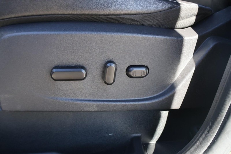 Ford C-Max Energi Vehicle Full-screen Gallery Image 17