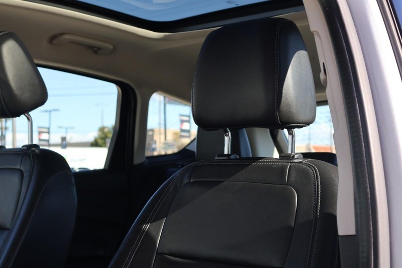 Ford C-Max Energi Vehicle Full-screen Gallery Image 19