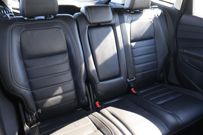 Ford C-Max Energi Vehicle Full-screen Gallery Image 22