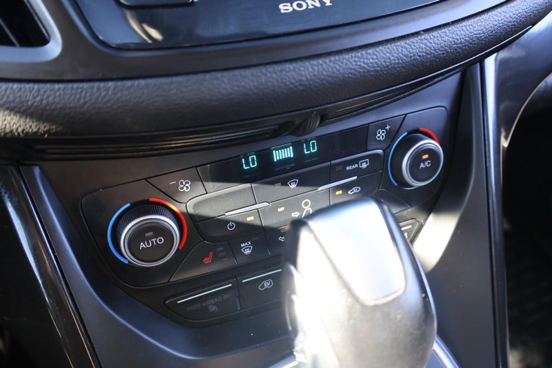 Ford C-Max Energi Vehicle Full-screen Gallery Image 31