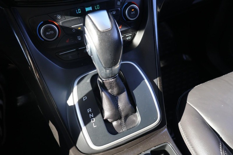 Ford C-Max Energi Vehicle Full-screen Gallery Image 32