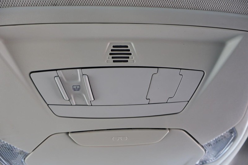 Ford C-Max Energi Vehicle Full-screen Gallery Image 34