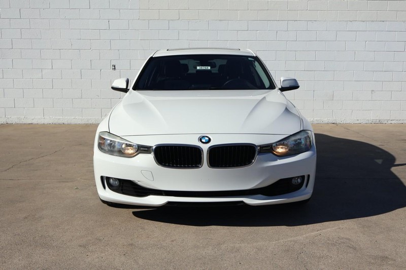 BMW 328i Vehicle Full-screen Gallery Image 02