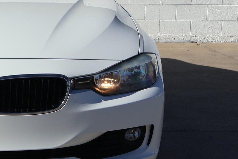 BMW 328i Vehicle Full-screen Gallery Image 03