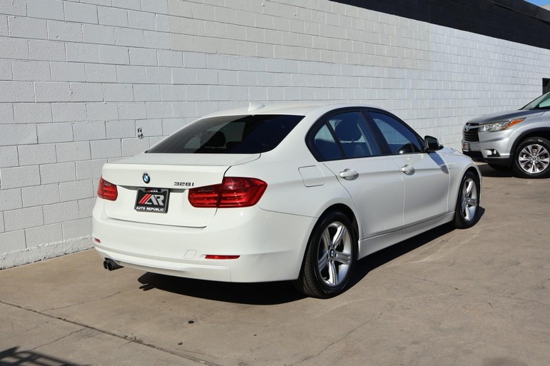 BMW 328i Vehicle Full-screen Gallery Image 05