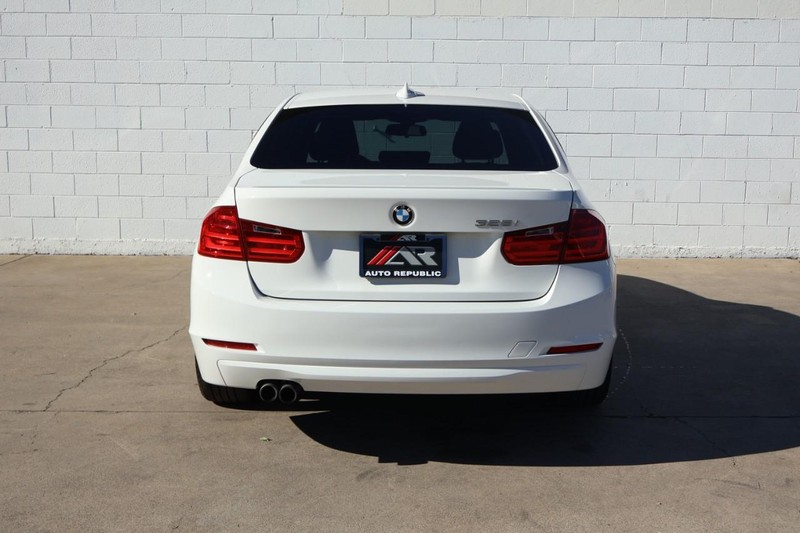 BMW 328i Vehicle Full-screen Gallery Image 06