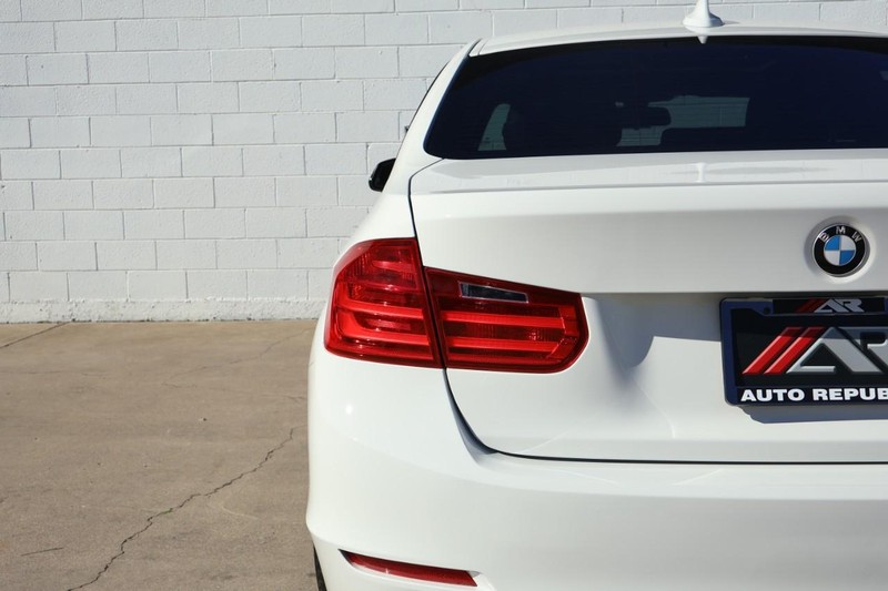 BMW 328i Vehicle Full-screen Gallery Image 07