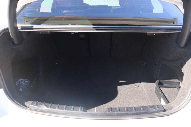 BMW 328i Vehicle Full-screen Gallery Image 08