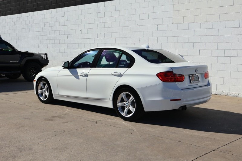 BMW 328i Vehicle Full-screen Gallery Image 09