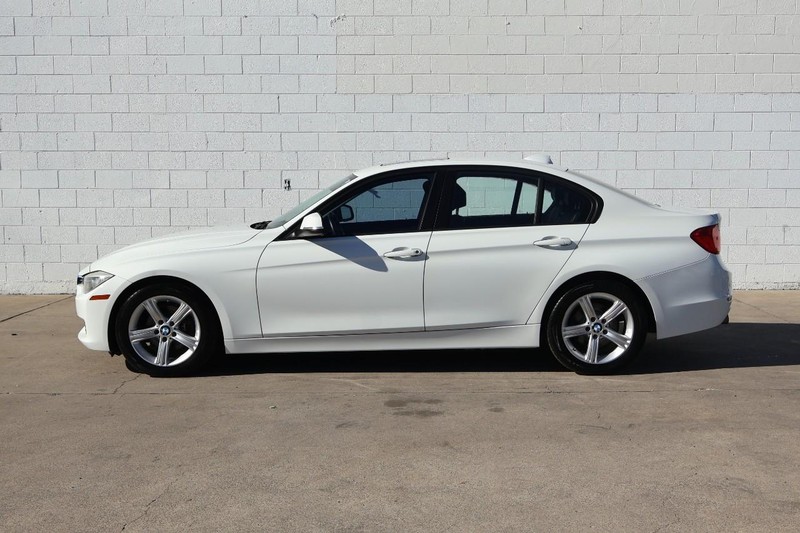 BMW 328i Vehicle Full-screen Gallery Image 10