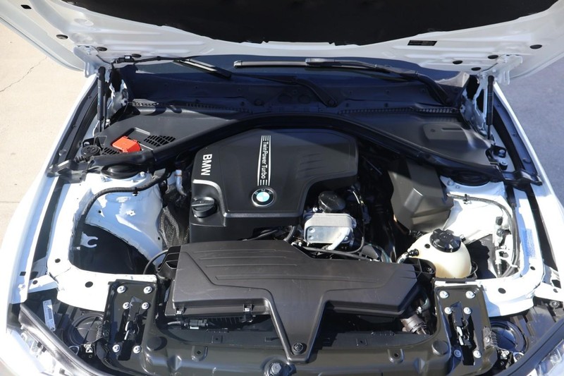 BMW 328i Vehicle Full-screen Gallery Image 12