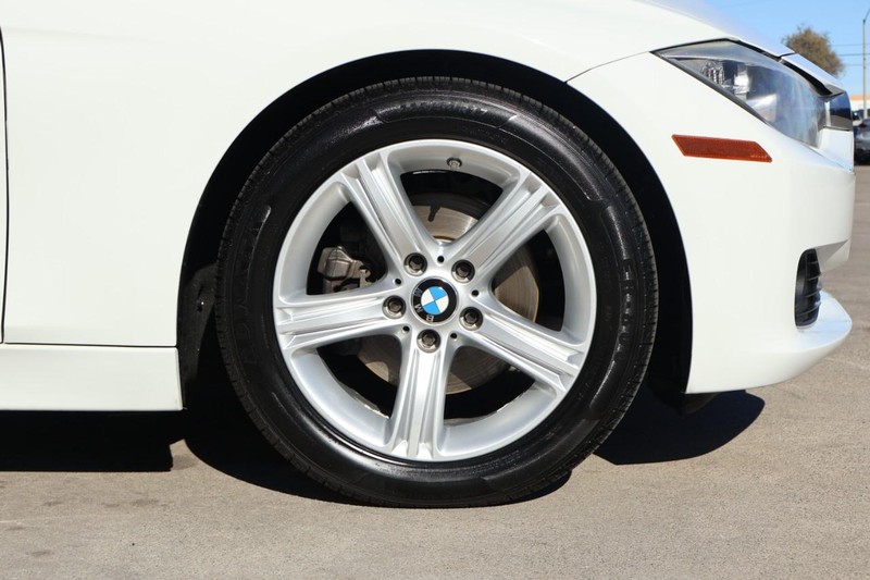 BMW 328i Vehicle Full-screen Gallery Image 13