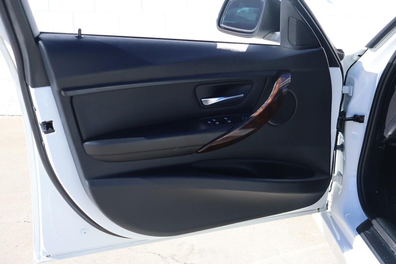 BMW 328i Vehicle Full-screen Gallery Image 14