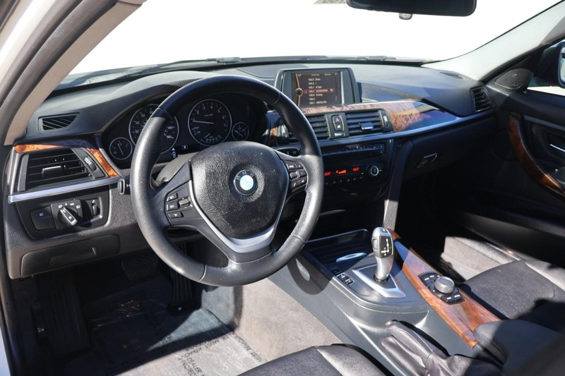 BMW 328i Vehicle Full-screen Gallery Image 15