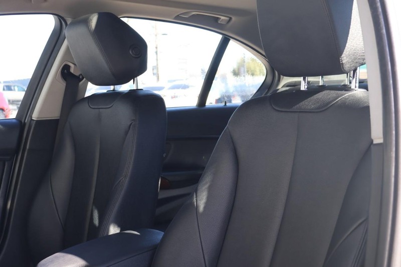 BMW 328i Vehicle Full-screen Gallery Image 17